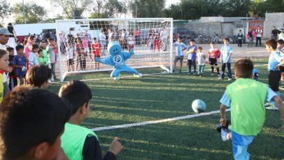 Las Delicias: los niños ya disfrutan de la cancha de césped sintético
