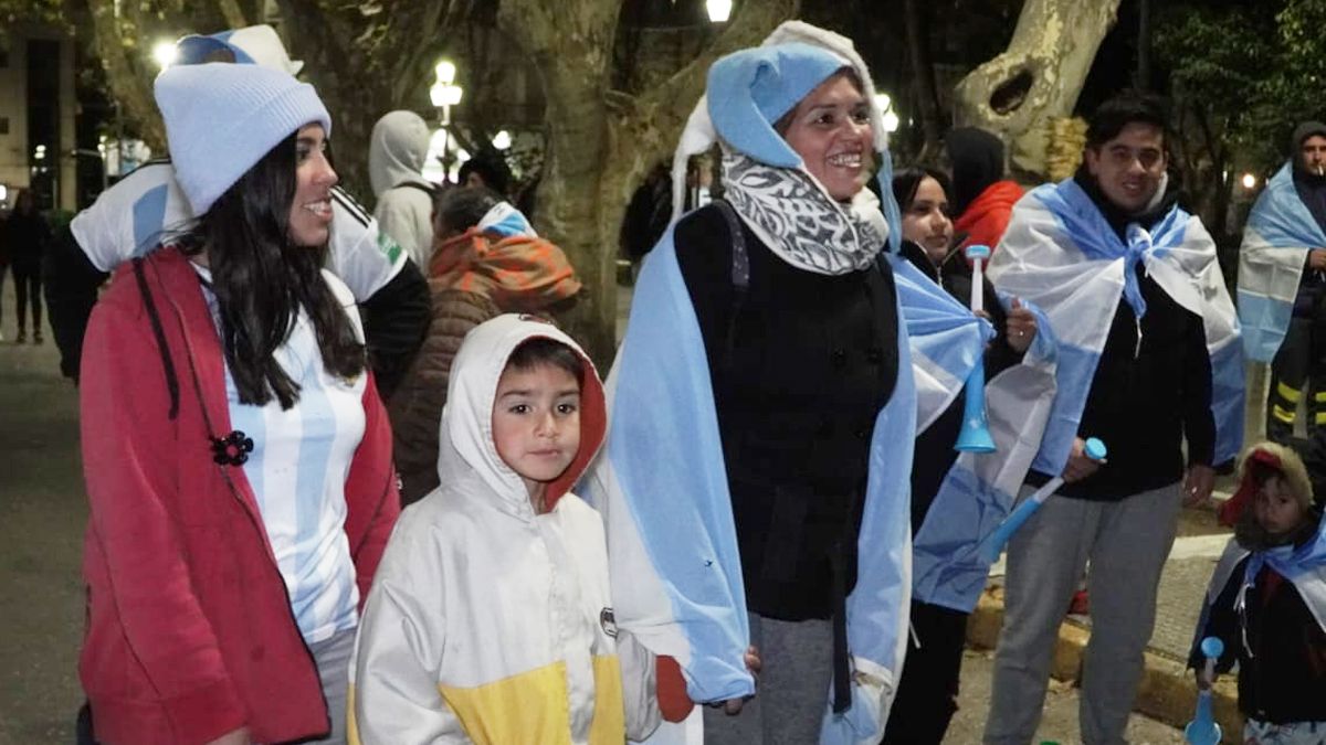 Los festejos en la plaza Roca por el Triunfo de la Selección Argentina en la Copa América. Foto: Andrés Oviedo