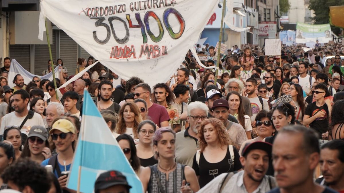 Multitudinaria marcha por el 24 de marzo en la ciudad. Foto: Andrés Oviedo.