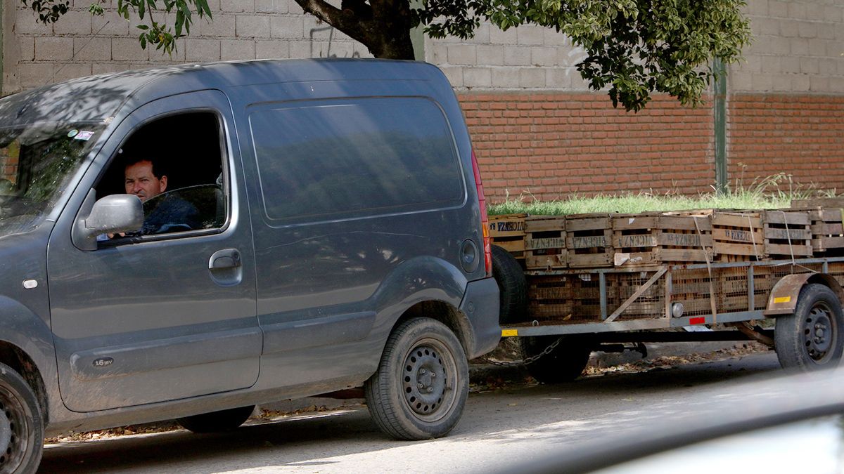 Los verduleros forman largas filas para ingresar al Mercado de Abasto.