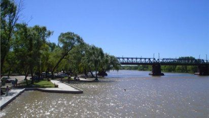 Un niño con autismo y su acompañante terapéutica fueron asaltados en la costa del río