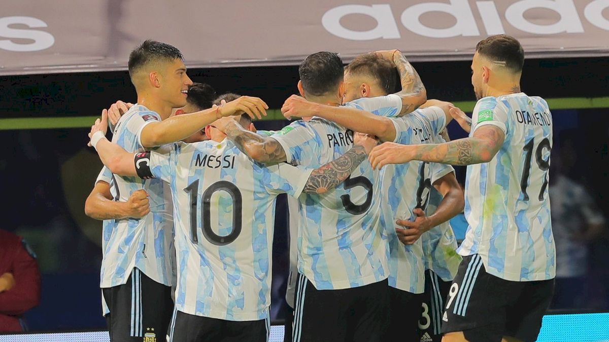 Nicolás Gonzaáez de Argentina festeja junto a sus compañeros el primer gol frente a Venezuela