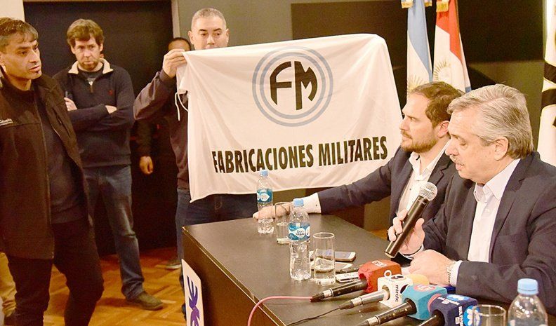 “Vamos a devolverle el trabajo  a quienes lo perdieron en la  Fábrica Militar”, dijo Fernández