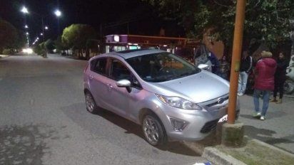 Berrotarán: Se subió a un cantero y colisionó con un poste de luz
