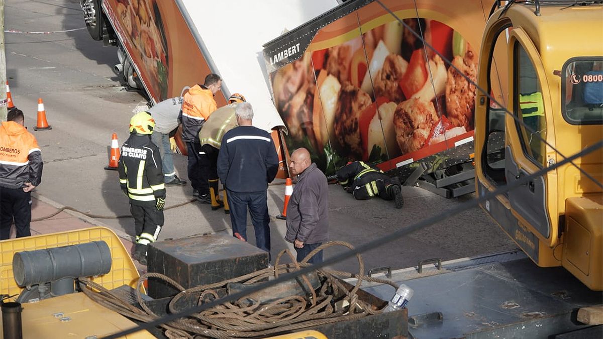 En fotos, el operativo de remoción del camión que cayó a un socavón