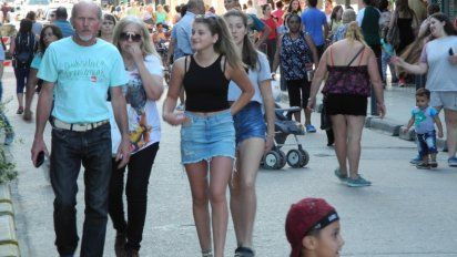 La gente copó el centro y tuvieron que adelantar las peatonales