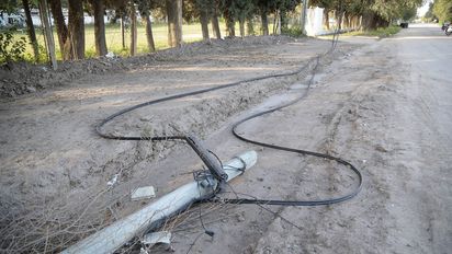 En un confuso episodio, un joven cayó de un poste de luz y murió