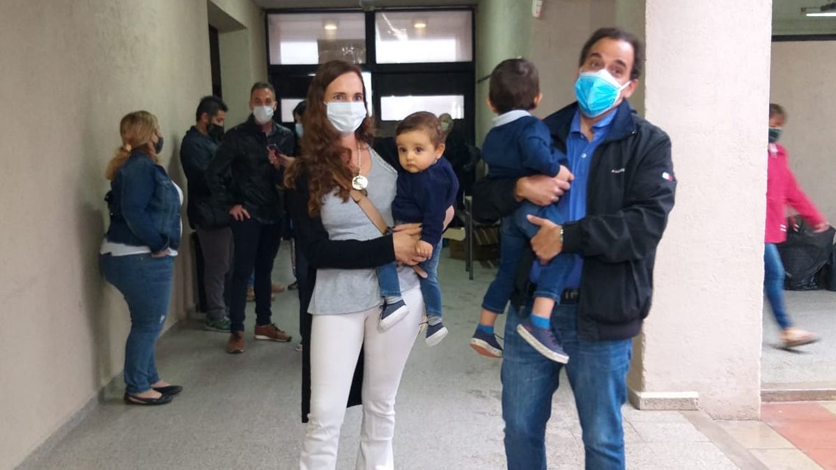 Llamosas y su familia a la hora de votar.