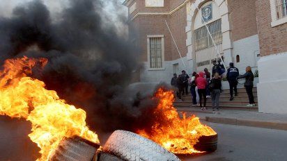 El Covid-19 entró a la cárcel y desató disturbios entre familiares de presos