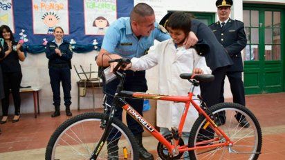 Por su honestidad, Agustín fue homenajeado y recibió una bici