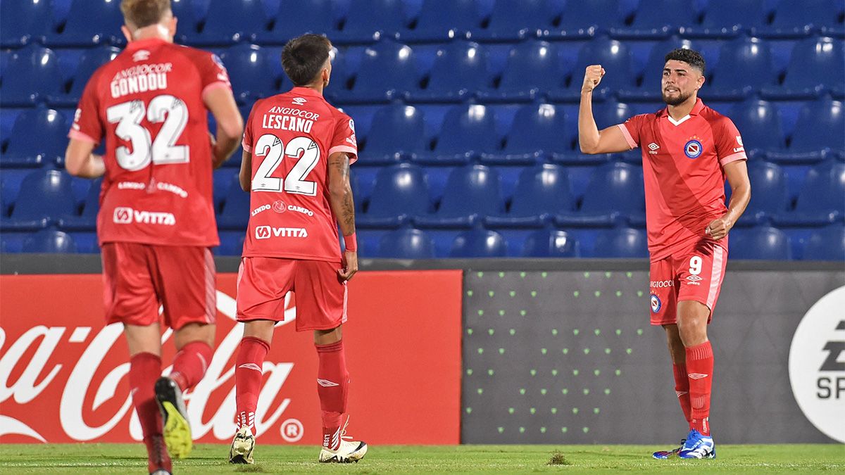 Maximiliano Romero festeja su gol, el primero de los 3 con que Argentinos Junior ganó a Nacional de Paraguay 3-2 por la Copa Sudamericana