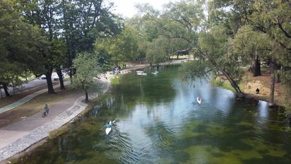 Córdoba: por primera vez, desagotan y limpian la laguna del Parque Sarmiento
