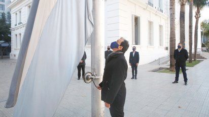 Llamosas encabezó el acto por el 25 pero evitó definiciones