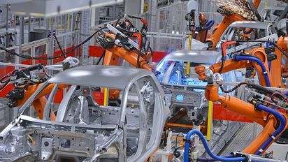 Cepo: cada vez más empresas suspenden turnos de producción
