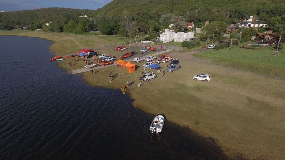 Bomberos Voluntarios y Policía de Córdoba participaron del operativo en el lago de Embalse.