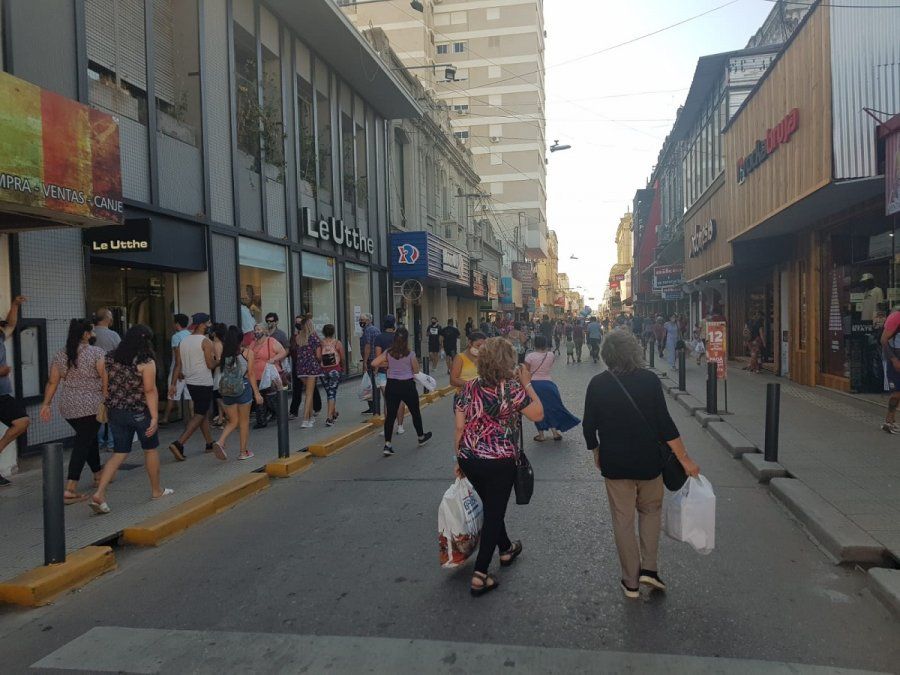 En los comercios hubo buen movimiento en medio del comienzo de las peatonales.