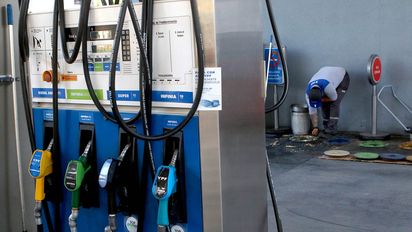El gobierno acordó con empresas un plan para normalizar el abastecimiento de combustibles