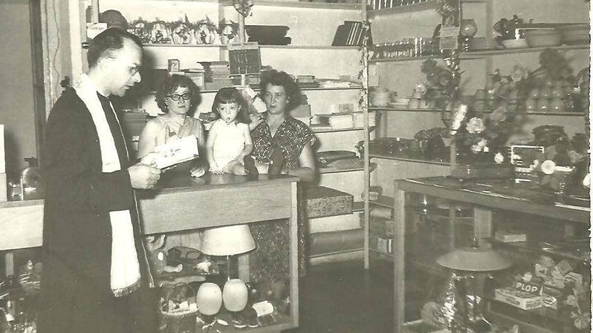 En 1964, durante la inauguración del comercio, el padre a cargo de la parroquia de General Levalle, Gerónimo Ducart, realizó la bendición del local.