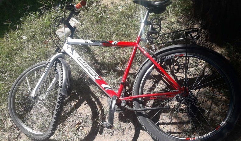 El ciclista resultó herido al chocar contra la puerta de un auto.