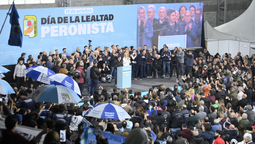Kicillof también se refirió a la situación de Cristina Kirchner, quien cumple prisión domiciliaria. Hoy Cristina está injustamente presa por defender nuestras banderas, sostuvo.