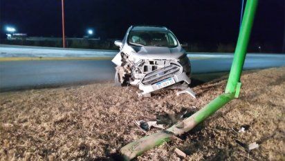 Despistó e impactó contra una columna de alumbrado en el acceso a Gigena