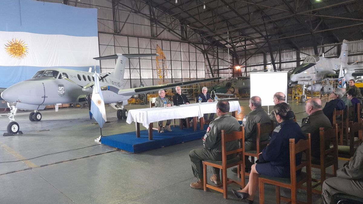 Jorge Taiana visitó el Área Material Río Cuarto para recibir el quinto avión Bechcraft TC 12B Hurón
