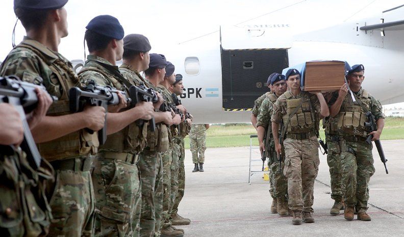 Los restos del capitán Castagnari son descendidos del avión que los trajo desde Malvinas al Área de Material Río Cuarto.