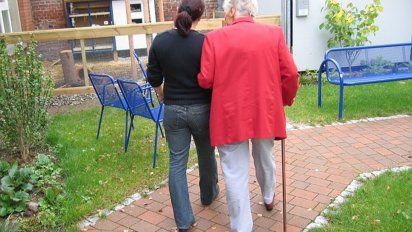 Autorizan visitas cuidadas en geriátricos de la provincia: qué dice el protocolo