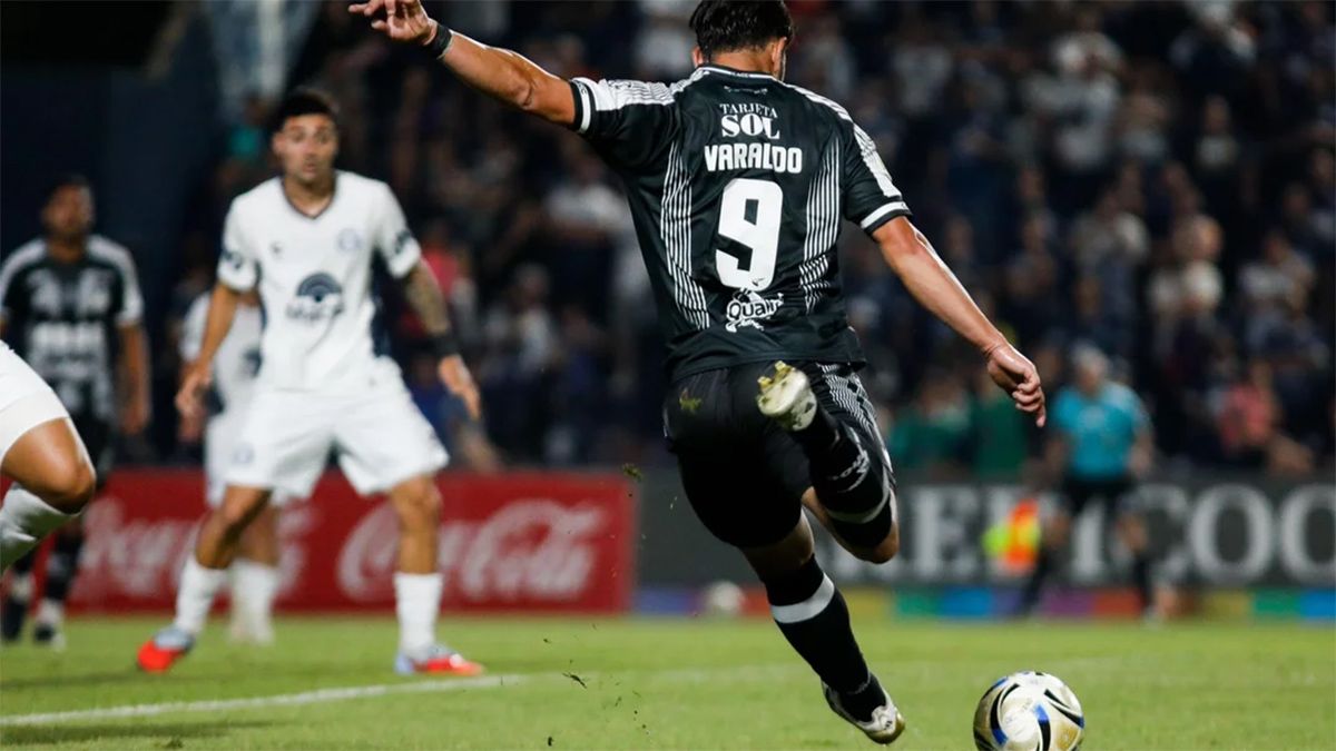 El delantero Lucas Varaldo remata al arco en el empate de Central Córdoba e Independiente Rivadavia.