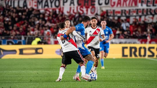 Estudiantes perdió en el Monumental y la próxima temporada jugará en la Primera Nacional. Estudiantes perdió en el Monumental y la próxima temporada jugará en la Primera Nacional.