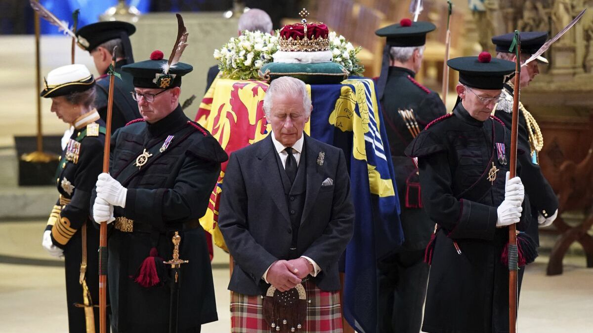 El rey Carlos y miembrosde la familia real se reunieron en el Palacio de Buckingham pararecibir el féretro de la difunta reina Isabel el martes