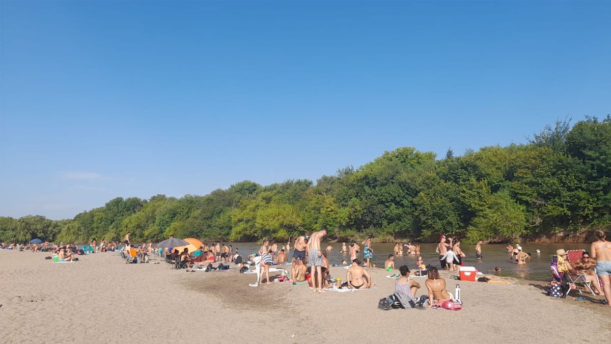 La playa Puerto Madero y el Arenero son las más elegidas por los vecinos para refrescarse en los días de calor. Los espacios cuentan con socorristas que cuidan el área.