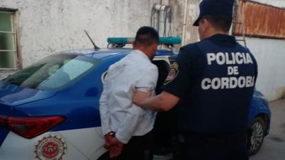 Portaba un arma blanca y agredió a la policía en un control desarrollado en la calle