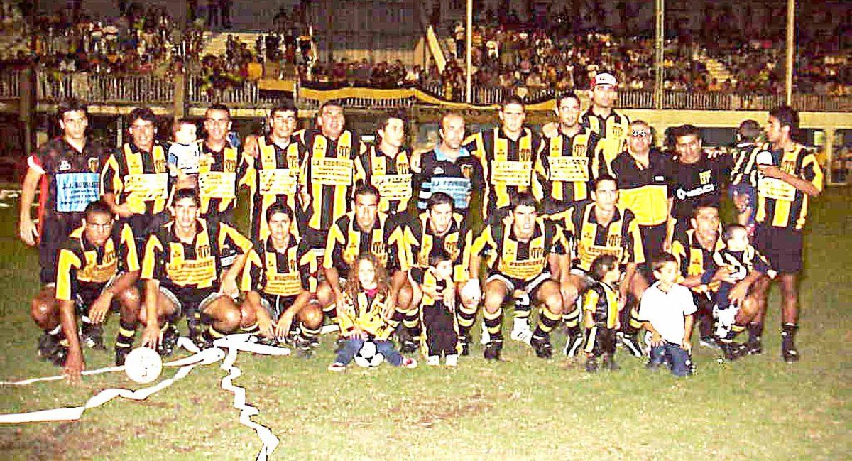 Para la historia. El plantel de Unión Central que obtuvo el torneo Provincial 2002. Plaza Ocampo colmada y un título tras 30 años.