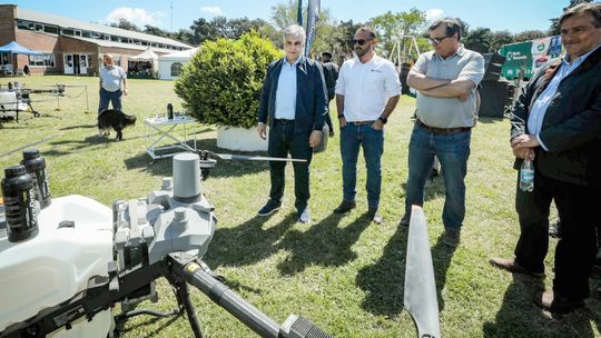 El gobernador, durante la recorrida por la Rural de Adelia María.Foto: Prensa Gobernación