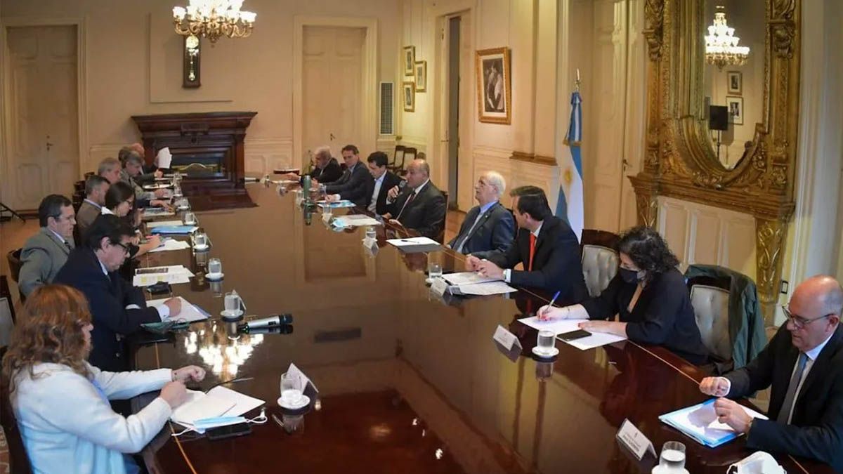El jefe de Gabinete preside la reunion con los ministros.