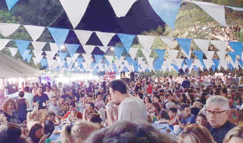 El público colmó todas las mesas del lugar  donde se degustaron diferentes tipos y variedades de comidas.