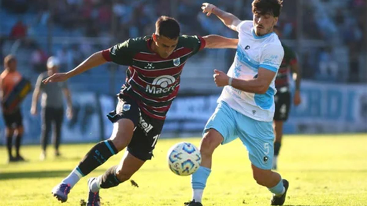 Fernando Duré maneja la pelota ante la marca de Sebastián Sánchez.