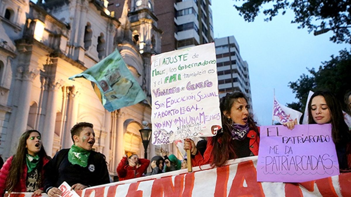 Masiva marcha de mujeres para pedir políticas contra la violencia de género
