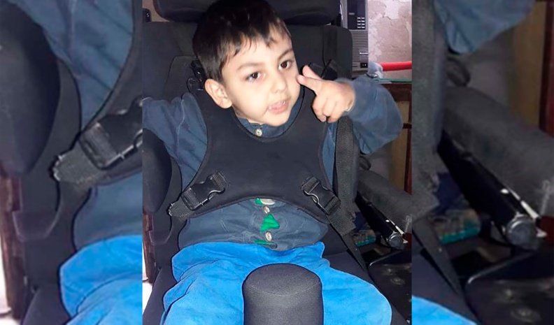 Por una cruzada solidaria, un niño de Moldes consiguió su silla postural