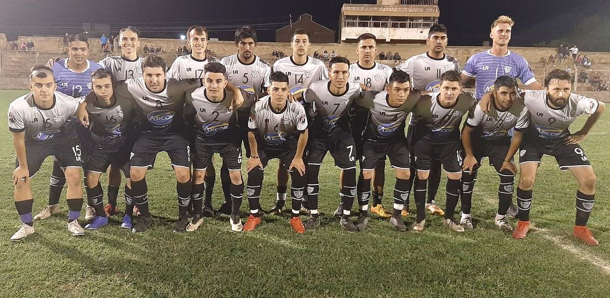 El elenco de Sportivo Playosa que derrotó por penales a Rivadavia en semifinales. Los dirigidos por Paulo Velasco definen el título esta noche ante Alem.