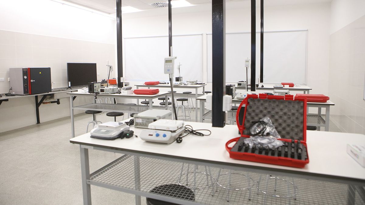 La escuela inaugurada tiene orientación en biotecnología.