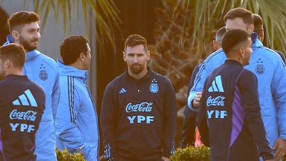 Con Messi en el predio, Scaloni define el once titular para enfrentar a Ecuador