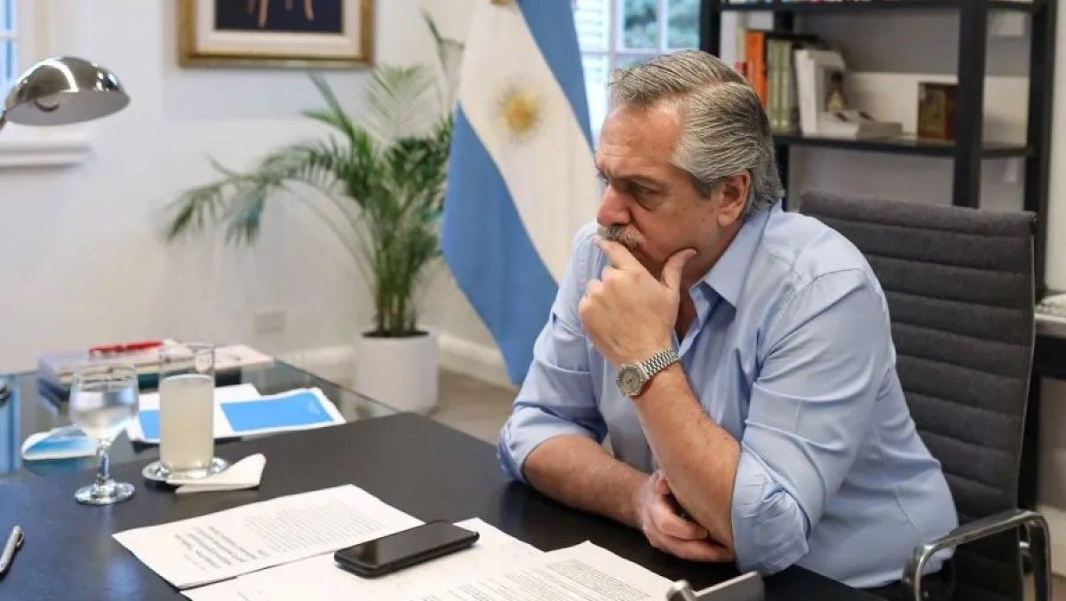 El presidente volvió de Colombia y el miércoles se hará la primera reunión de gabinete con Massa