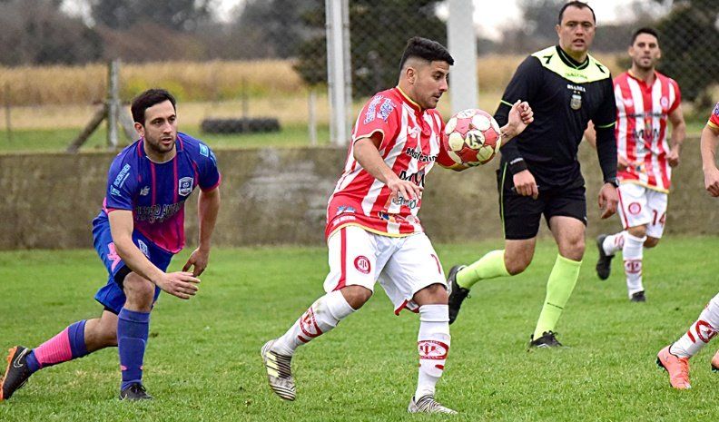 José Herrero inicia el ataque de Alumni, Lucas Barengo (autor del segundo gol de Universitario) observa desde atrás.  La “U” revirtió el marcador y sacó una importante ventaja.