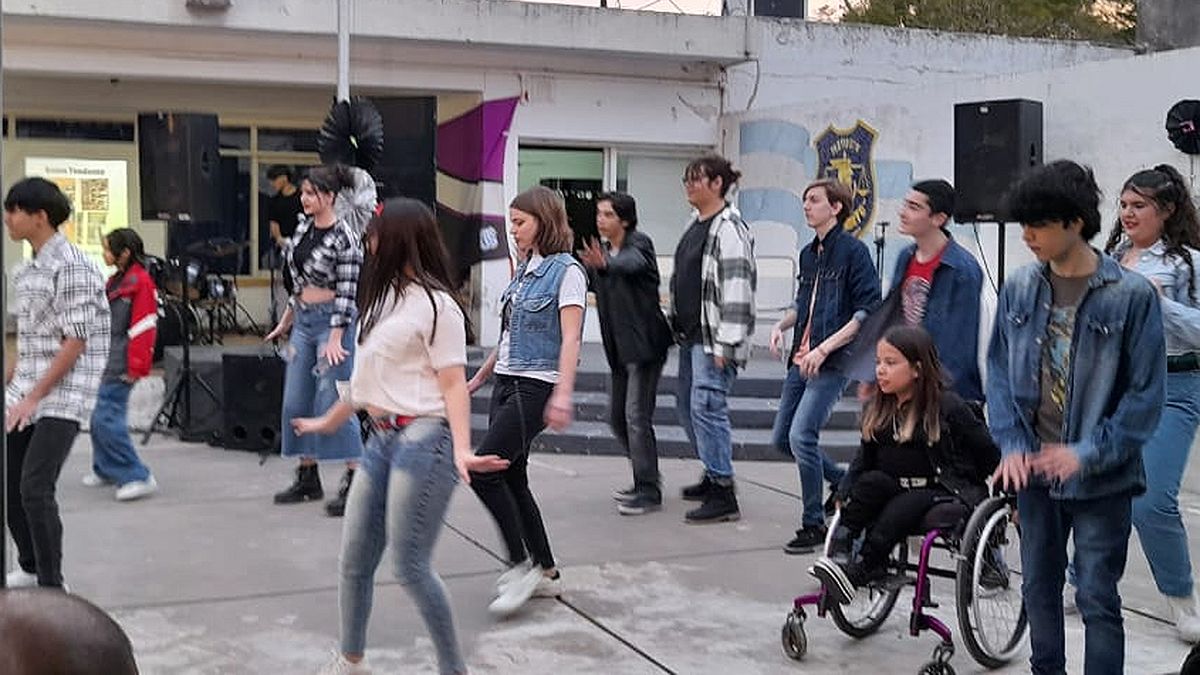 Los estudiantes dehecinos encabezaron números de baile durante el evento solidario.