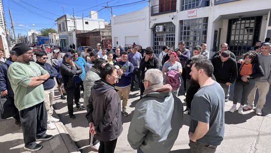 Los trabajadores de Avex se concentraron ayer frente al Sindicato de la Carne. Los trabajadores de Avex se concentraron ayer frente al Sindicato de la Carne.