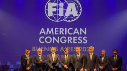Los integrantes del congreso FIA con el presidente de la FIA Ben Sulayen y el gobernador de Córdoba Martín Llaryora entre ellos