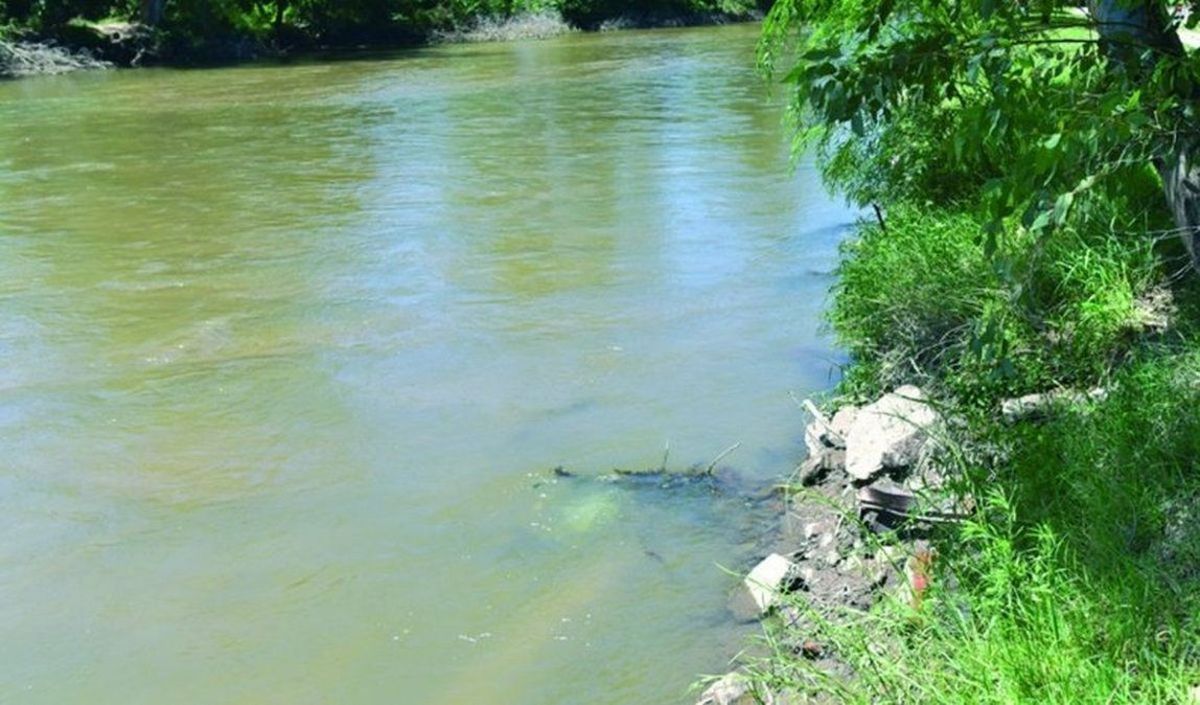 El río ofrece poco caudal. Los vecinos se mostraron preocupados por versiones de cambios en el dique. La Provincia le descartó al Municipio cualquier iniciativa.