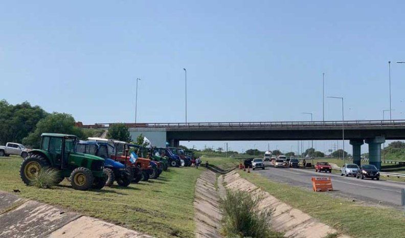 Un grupo de productores cordobeses realizaron ayer un “tractorazo” en la circunvalación de Córdoba.